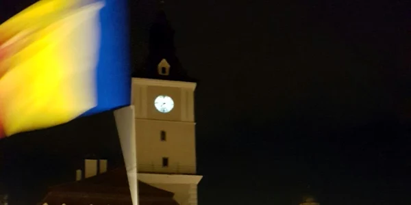 Peste 1.000 de oameni în Piaţa Sfatului