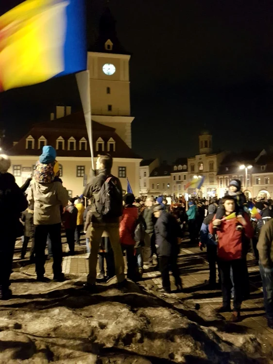 250 de persoane în Piaţa Sfatului din Braşov