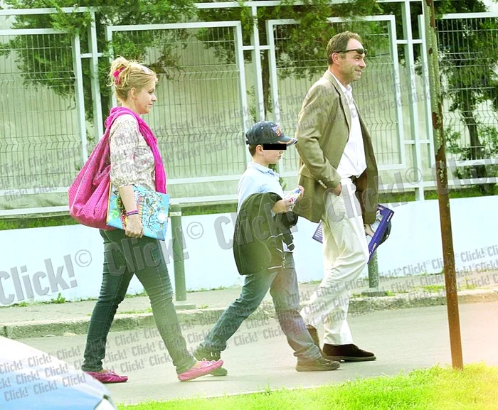 Bianca îşi urmăreşte cu drag cele mai iubite fiinţe: logodnicul şi copilul (fotografii: Mihai Ionescu)