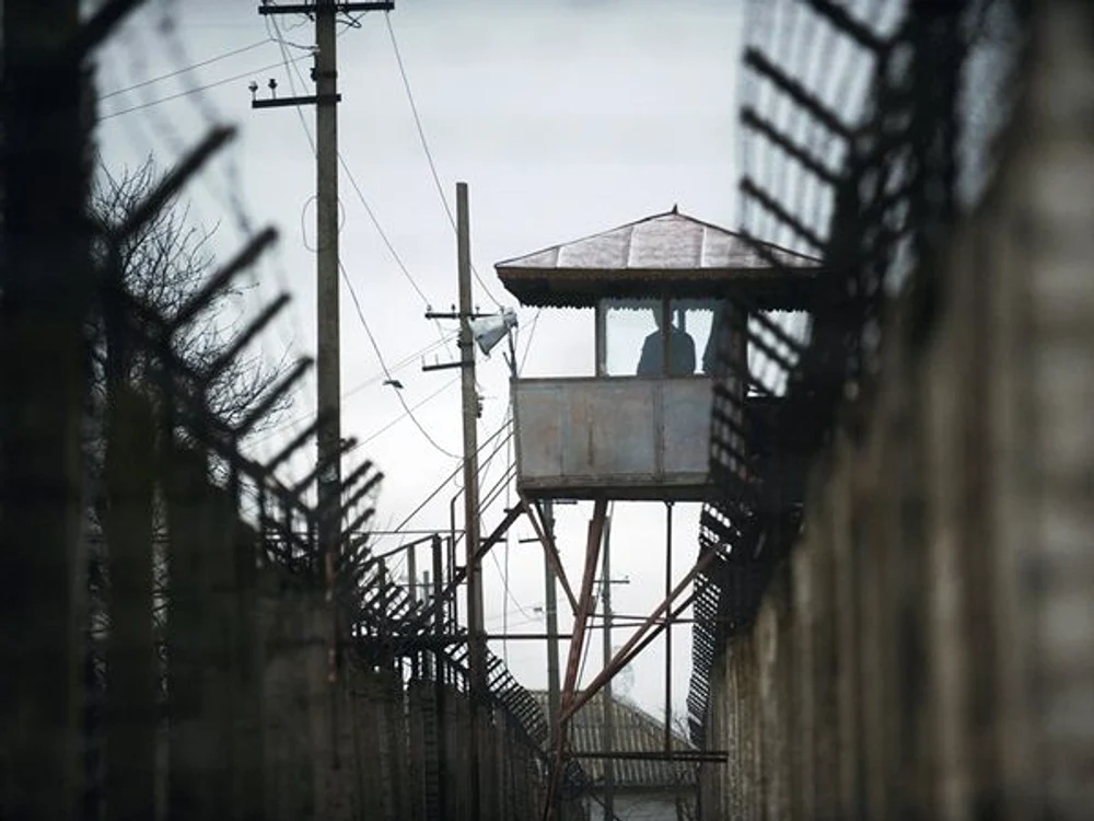 
    Penitenciarul este extrem de păzit, dar pușcăriașul a fugit când se afla la locul de muncă  