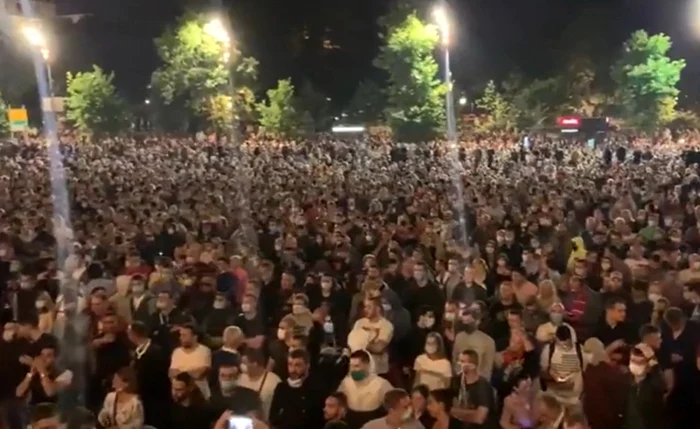 Forţele de ordine au folosit gaze lacrimogene pentru a dispersa miile de protestatari. FOTO Captură video