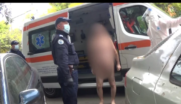 Bărbatul a fost trasnportat la spitalul de psihatrie din Câmpina FOTO captura video