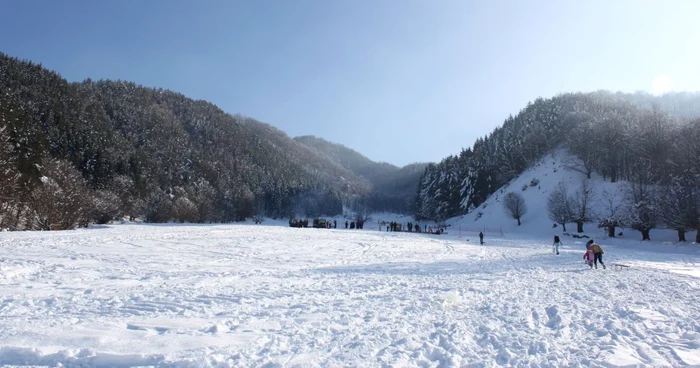 Pe singura pârtie de schi din judet, de la Perişani, zăpada a început să se topească