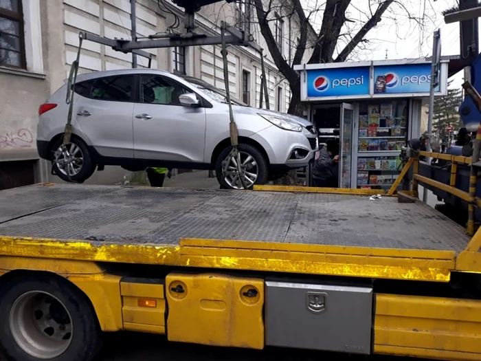 Poliţia Locală a ridicat maşina care bloca intrarea în chioşc