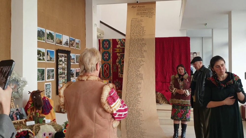 Colinda unică în România. Scris de mână, pe hârtie de împachetat, „Plugul lui Cuza” măsoară 15 metri lungime VIDEO