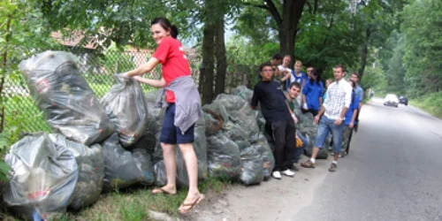 Bacău: Gunoaiele de pe dealul Măgura, adunate de studenţi