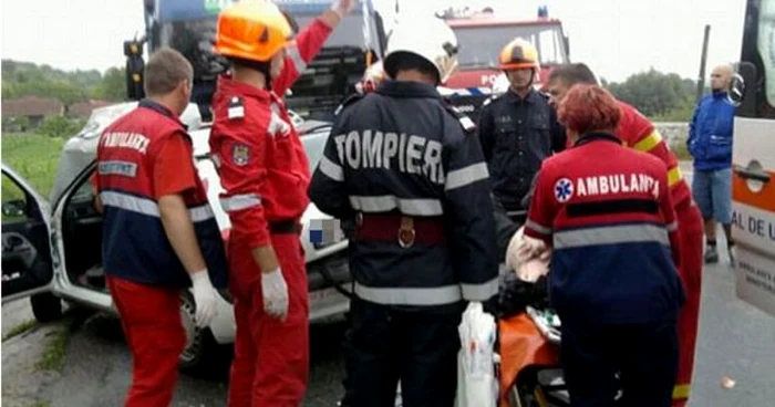 Şoferul autoturismului nu a putut fi resuscitat de către paramedici FOTO newsbv.ro