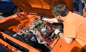 mecanic masina stricata barbat 12 13 2008 3 59 51 pm jpeg