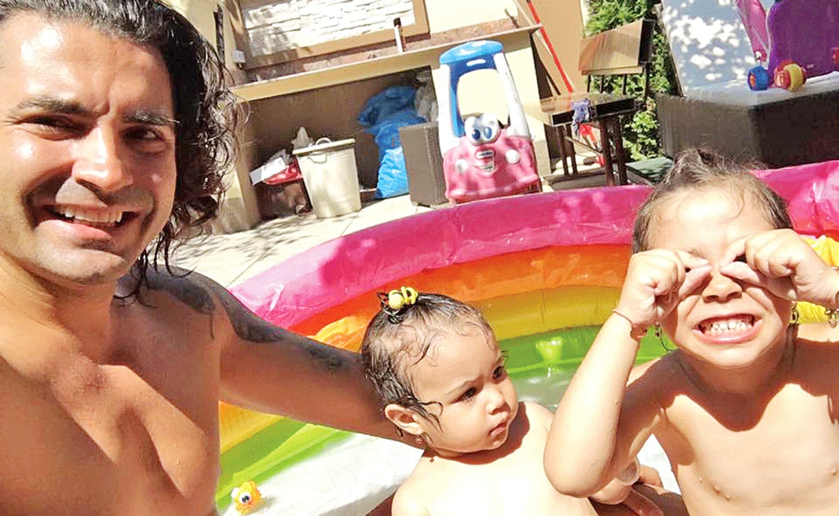 
    Pepe şi fiicele lui, Maria şi Rosa, s-au bălăcit pănâ acum doar în piscina din curte  