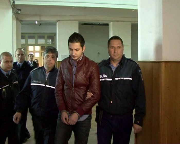 Poliţistul la intrare în sala de judecată FOTO Corina Macavei