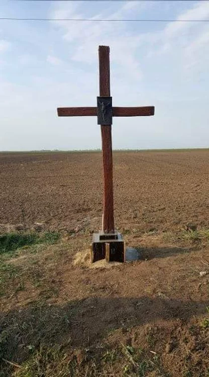 Crucea înainte de a fi aranjată FOTO Cristian Stoica 