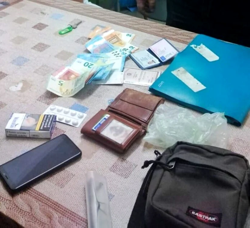 Un om cu simț civic a dus la poliție o borsetă cu acte, bani și carduri. FOTO Poliția Locală Bacău