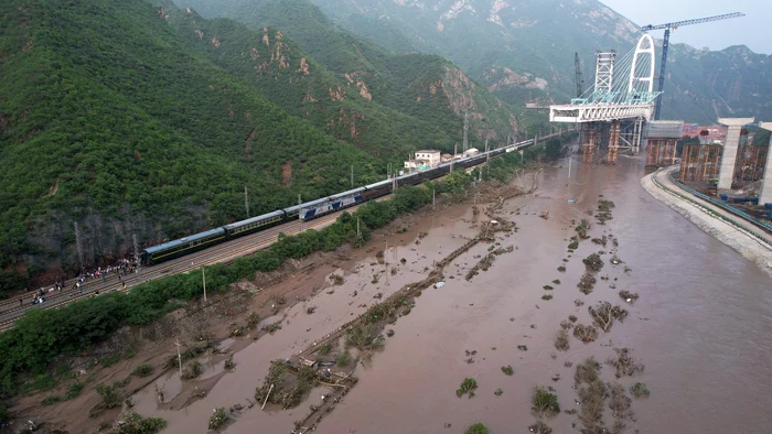 Pasageri blocați din cauza inundatiilor FOTO Profomedia