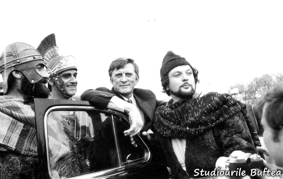 Legendarul actor Kirk Douglas, pe platouri la coproducția „Dacii“: „Noi eram duși la filmare cu camionul, ei veneau cu Mercedesul“ VIDEO 