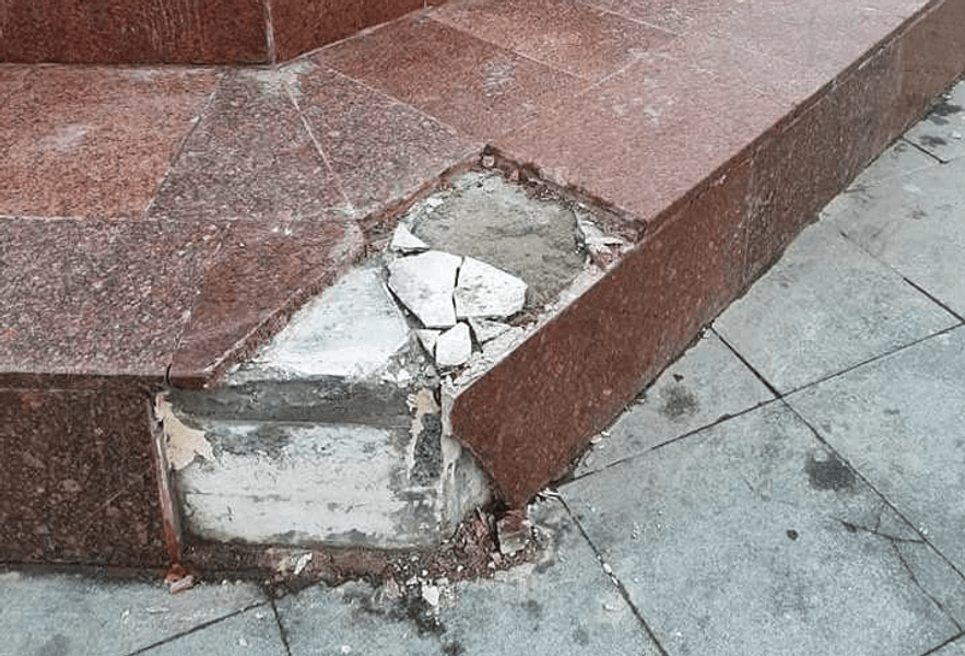 Obeliscul din Focșani, avariat de utilajele de deszăpezire. Monumentul s-a aflat trei ani în reabilitare