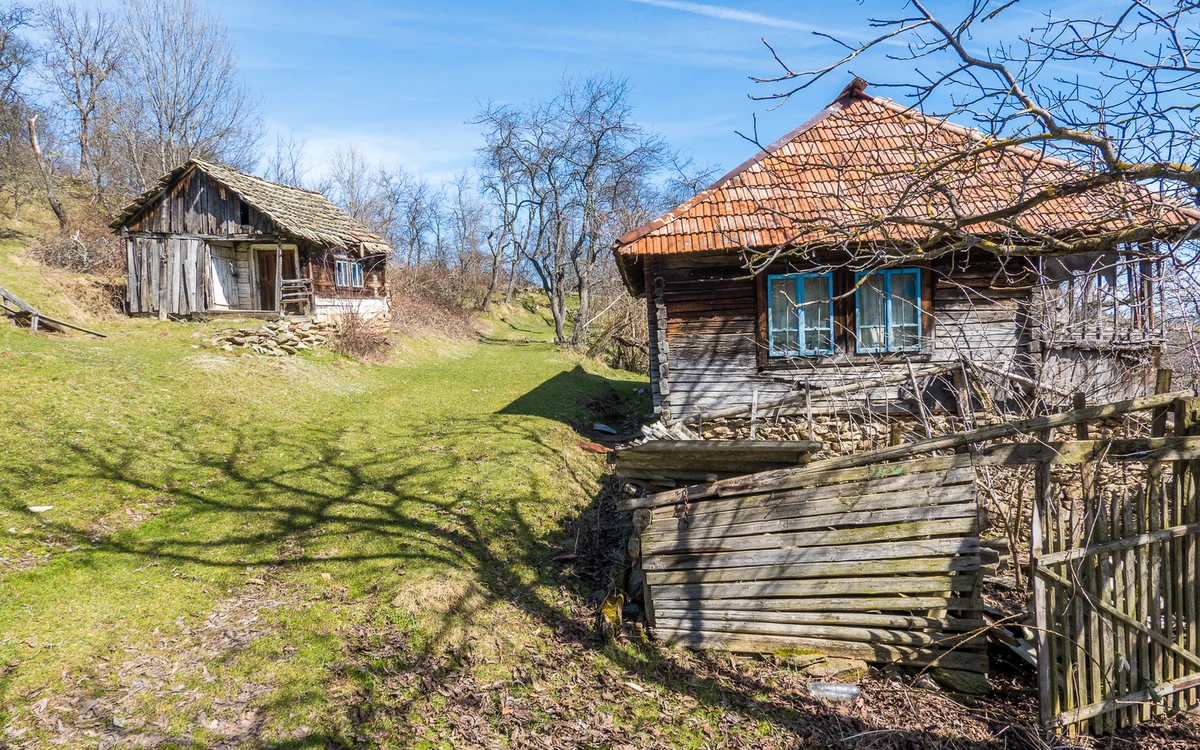 Clădiri părăsite într-un sat-fantomă FOTO Daniel Guță