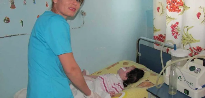 Micuţa Beatrice trăieşte în Spitalul Judeţean de Urgenţă Slobozia de patru ani