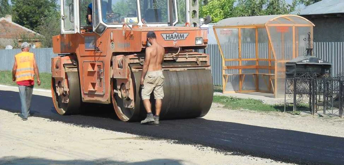 Drumurile din comună sunt asfaltate de salariaţii firmei primăriei