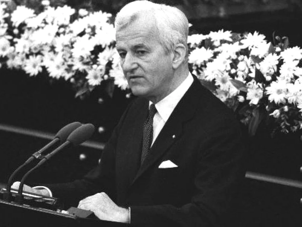 Avertismentul primului preşedinte
al Germaniei reunificate privind riscul unui influenţe prea mari a partidelor,
scăpate de sub orice control, e valabil azi în societatea românească - obligată
să dezvolte anticorpi împotriva oricăror influenţe excesiv-nocive,
după devoalarea unor derapaje chiar din interiorul instituţiilor fundamentale