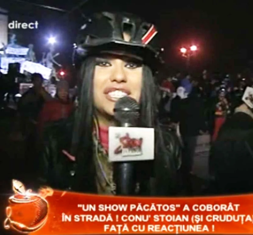 
    Daniela Crudu a transmis din mijlocul protestatarilor (Captură Antena 1)  