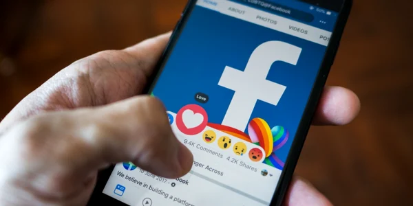 iPhone aplicatie facebook reactii smartphone mobil FOTO Shutterstock