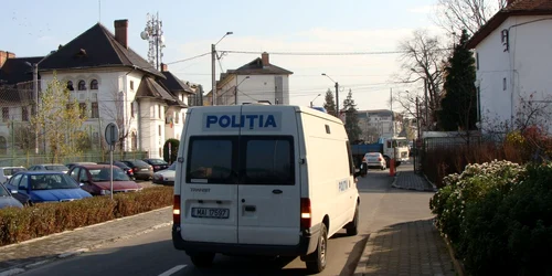Bărbaţii au fost reţinuţi de poliţie
