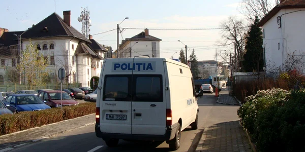 Bărbaţii au fost reţinuţi de poliţie