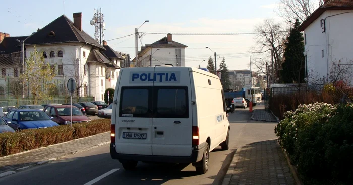 Bărbaţii au fost reţinuţi de poliţie