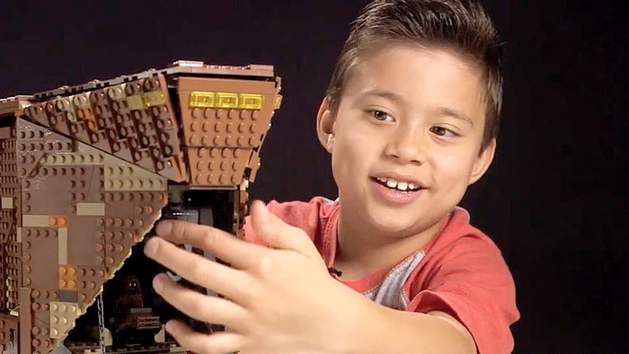 Copilul petrece ore în şir să asambleze un orăşel din lego