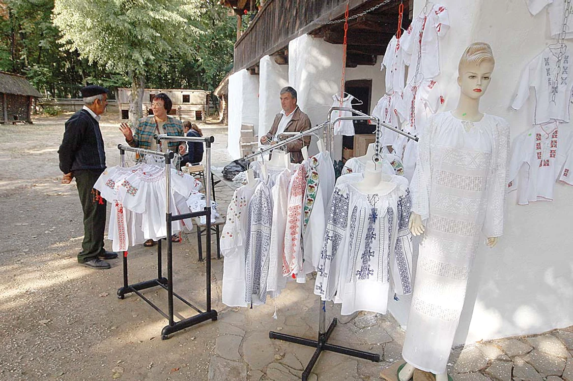 Târgul de la Muzeul Ţăranului Român reuneşte cei mai buni meşteşugari