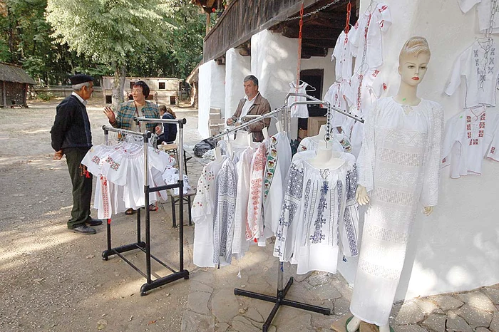 Târgul de la Muzeul Ţăranului Român reuneşte cei mai buni meşteşugari