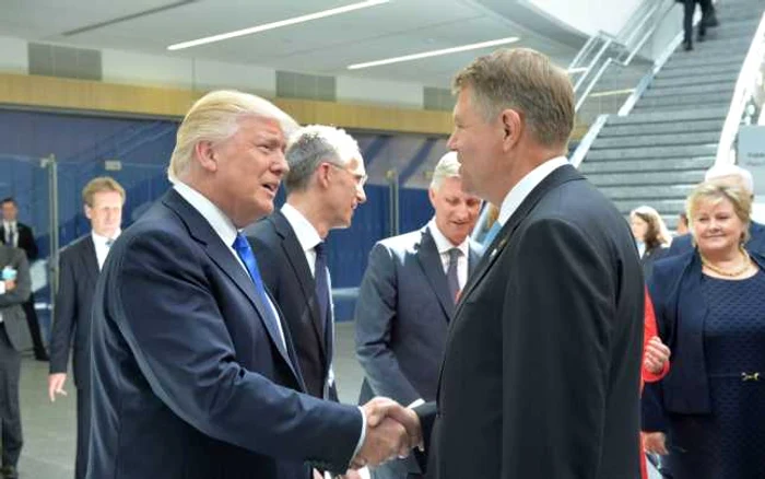 Klaus Iohannis dă mâna cu Donald Trump la reuniunea NATO de la Bruxelles FOTO Facebook