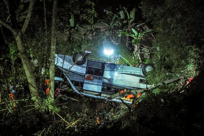 27 de persoane au murit după ce un autobuz s-a răsturnat într-o râpă, în Java, Indonezia Sursă foto: Profimedia