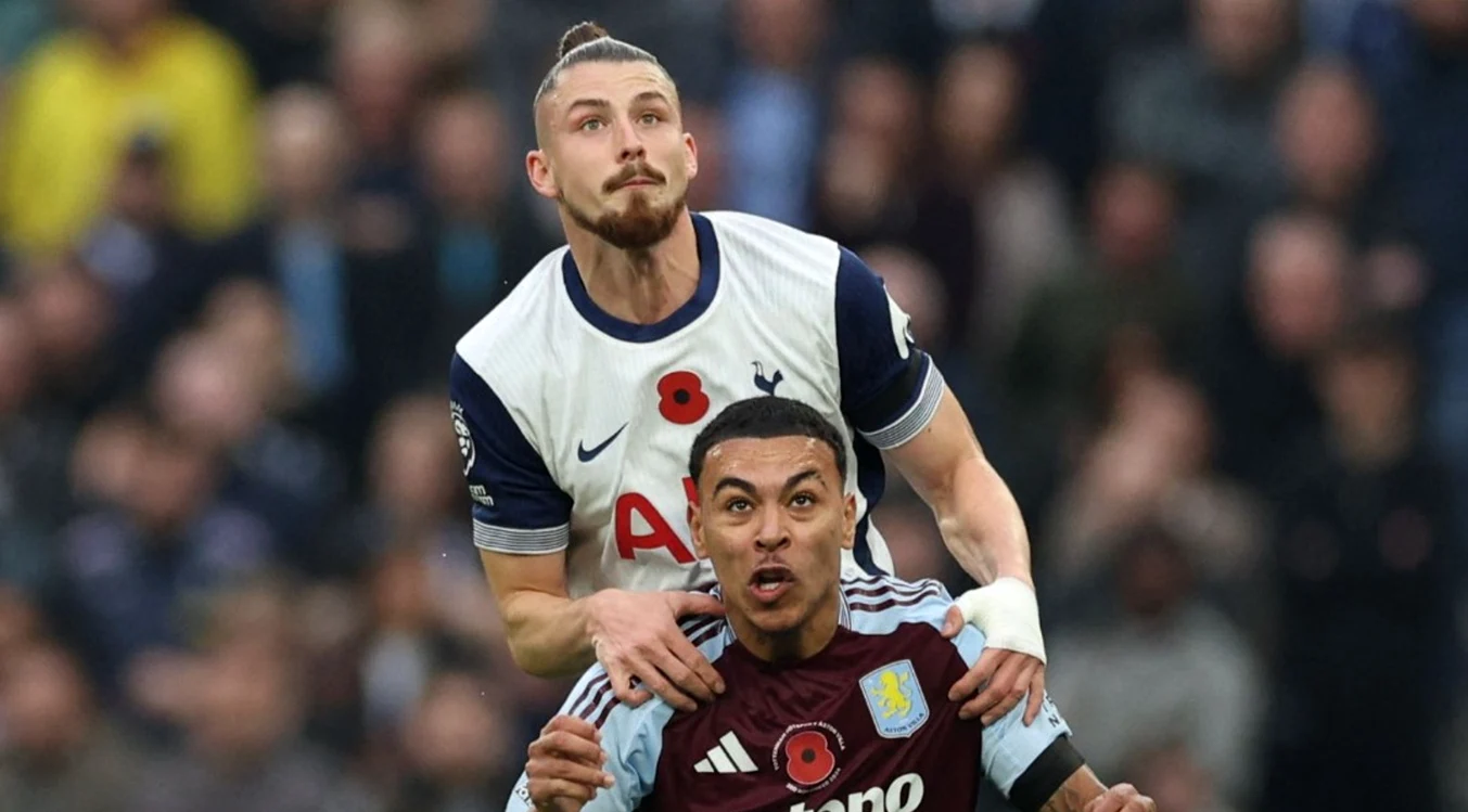 Radu Drăgușin, imperial în apărarea lui Tottenham. Foto Facebook