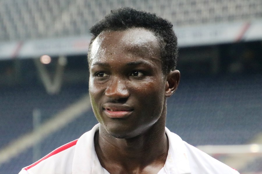 Tragedie pe terenul de fotbal. Ghanezul Raphael Dwamena a murit în timpul unui meci din campionatul Albaniei | VIDEO