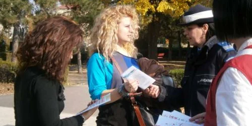 Jandarmii şi voluntarii de la Crucea Roşie au împărţit pliante trecătorilor