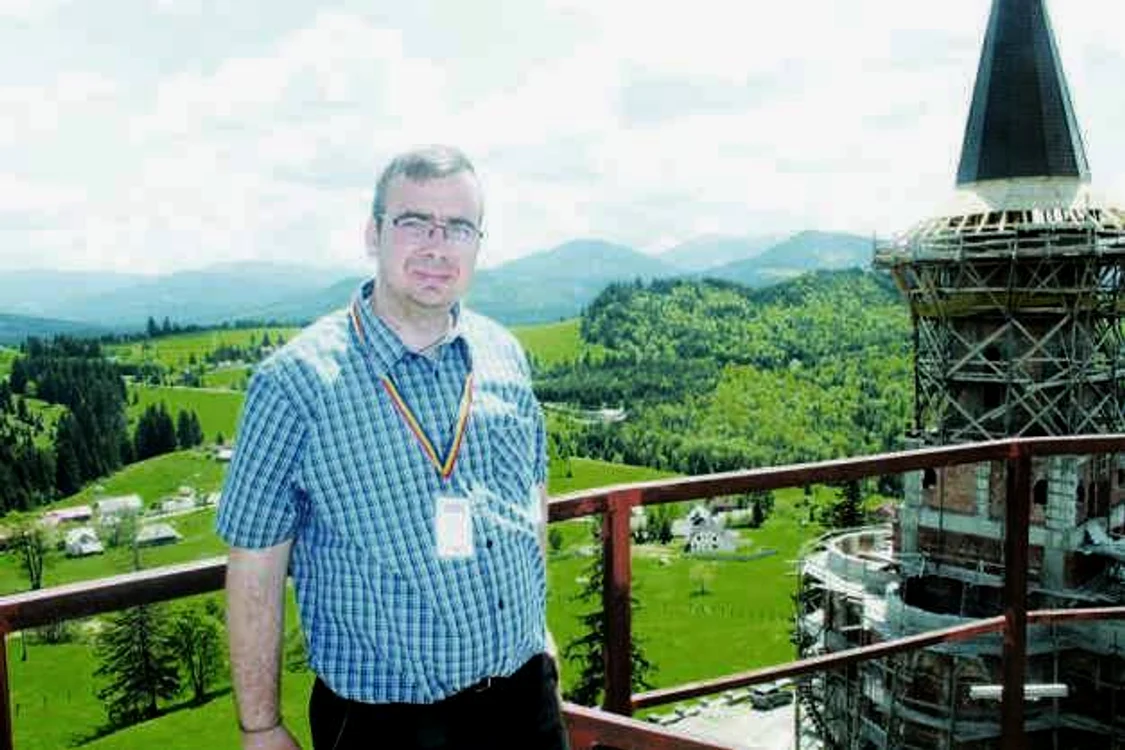 
    Vasile Postolachi este un profesor de ţară, care predă religia la Rădăuţi Prut, un sat de la capătul RomânieiFOTO: adevarul.ro  