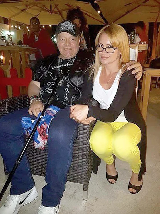 Chiar şi când face poze cu fanii, Leo se ajută de cârjă