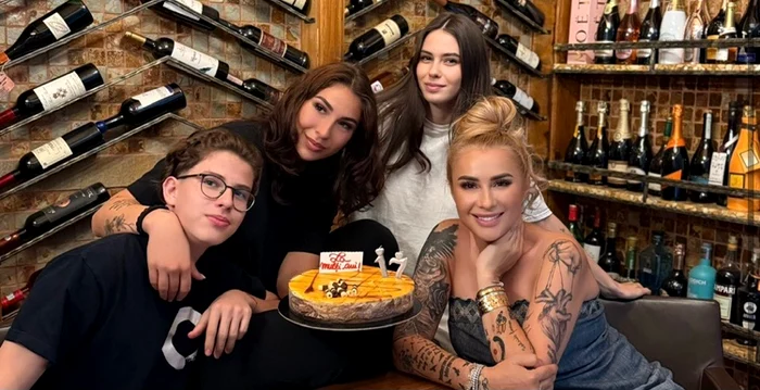 Anamaria Prodan și copiii, petrecere la Snagov foto: arhiva personală 