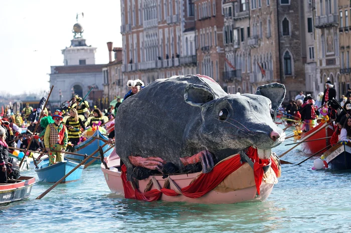 Pe 16 februarie, a avut loc parada gondolelor pe Canal Grande (Foto: Profimedia)