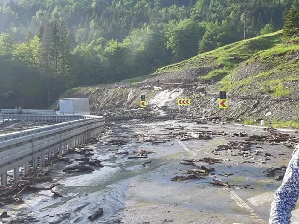 DN2D, blocat dincolo de Greşu