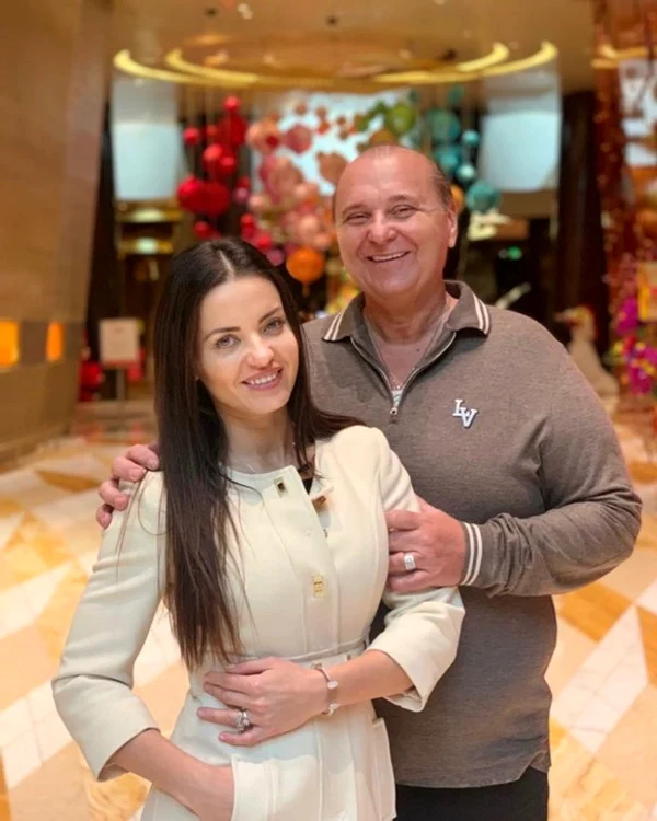 
    Mădălina a stat  un an la reședința  lui Nick din Mexic  