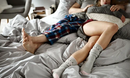Cuplu care doarme in pat - pijamale FOTO Shutterstock 