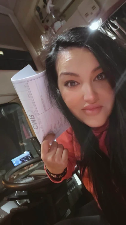 Roxana Maria Țincu, șoferița de TIR care aleargă pe șosele Europei. FOTO Facebook