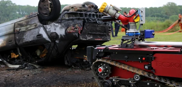 Robotul Sentinel în timpul unui test realizat de pompierii parizieni. FOTO: Tecrdon