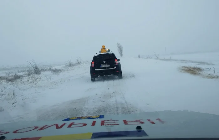 Mașinile au fost scoase de un buldoexcavator. SURSA Prefectura Buzău