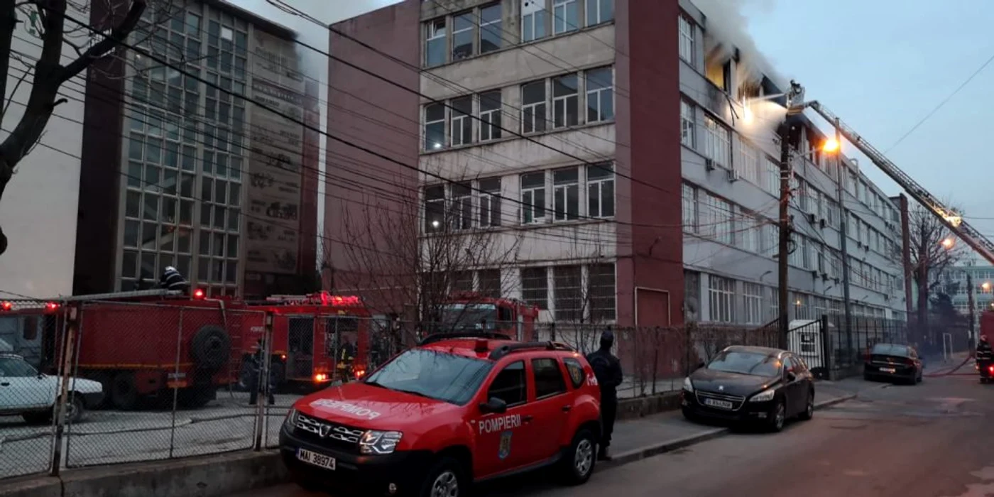 
    Pompierii au intervenit cu 22 de autospeciale pentru a lichida incendiul Foto:ISU Bucureşti-Ilfov  