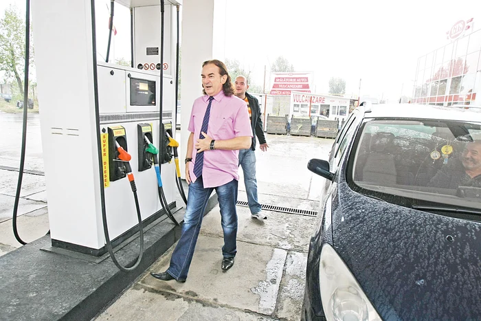 Miron Cozma se simte în largul lui la pompă, la benzinăria din Popești LeordeniFoto: Click!