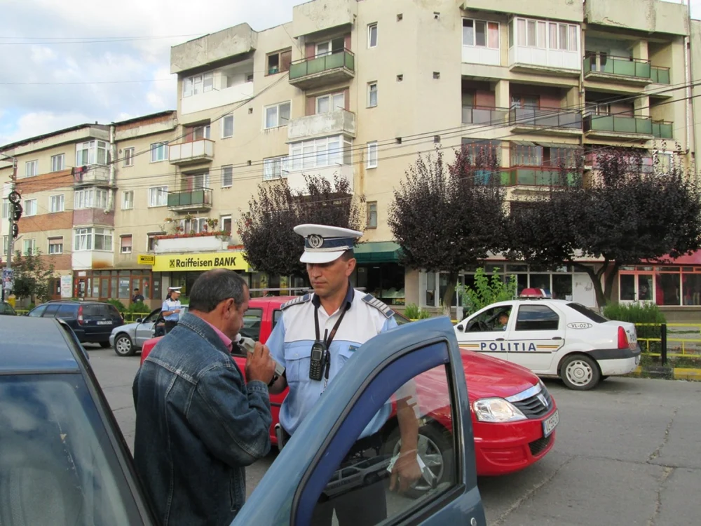  Laptop-uri şi sute de kilograme de cereale confiscate de poliţiştii vâlceni în timpul unei razii 
