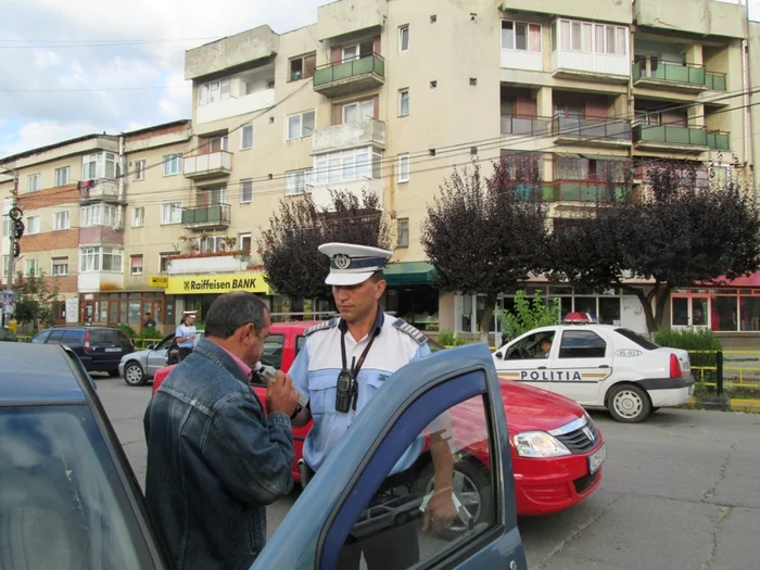  Laptop-uri şi sute de kilograme de cereale confiscate de poliţiştii vâlceni în timpul unei razii 